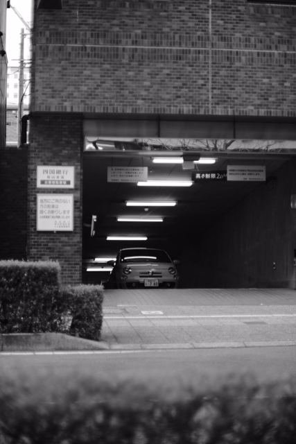 Foto de evidencia: auto estacionado en la rampa del sótano